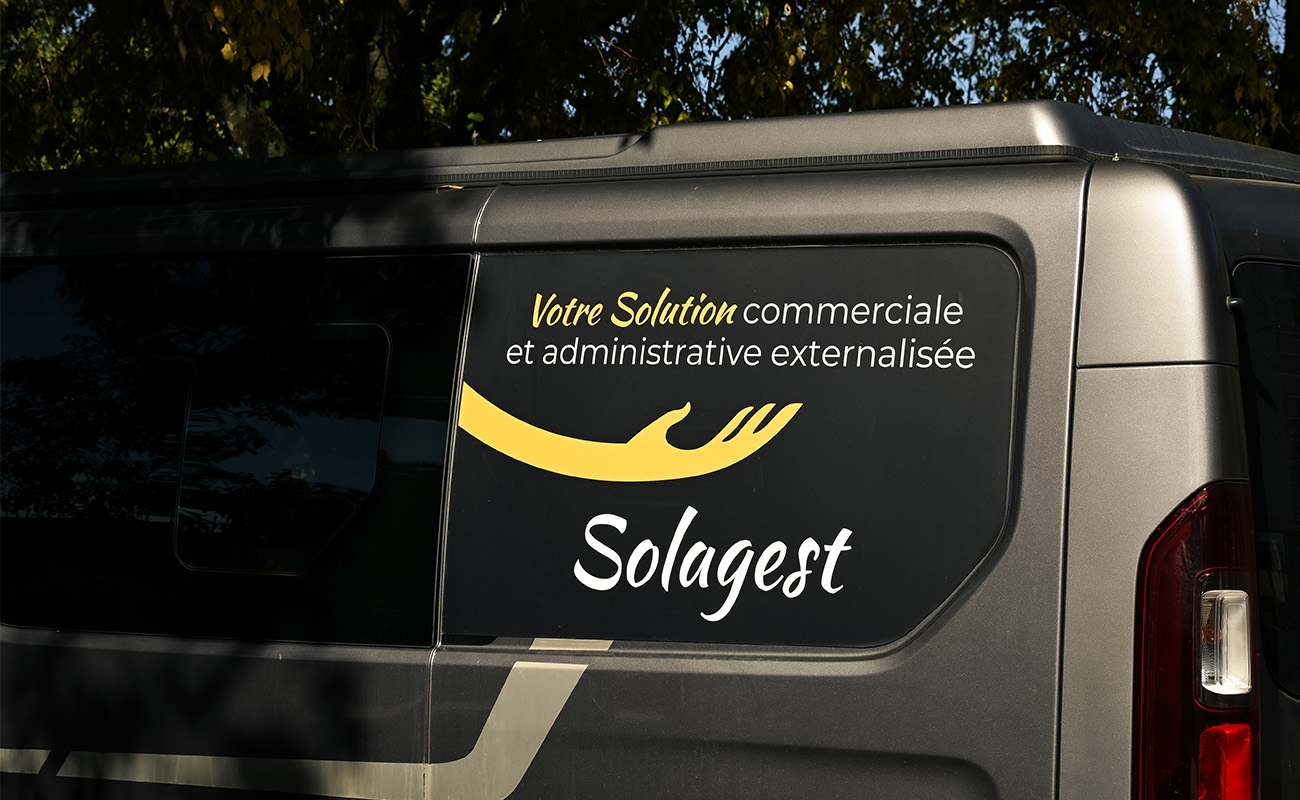 Plaque aimantée personnalisée posée sur un véhicule utilitaire Solagest